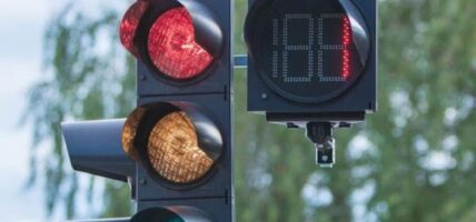 अब यात्रु आफैले बटन थिचेर ट्राफिक लाइट बाल्न सक्ने