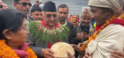 राउटे मुखियाद्वारा ओलीलाई काेसी उपहार