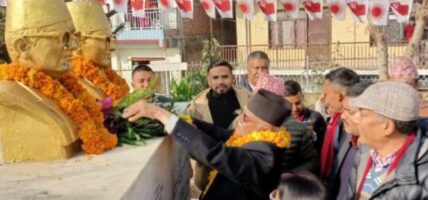 ओलीद्वारा मदन-आश्रितको सालिकमा माल्यार्पण