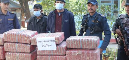 गाँजासहित दुई भारतीय पक्राउ
