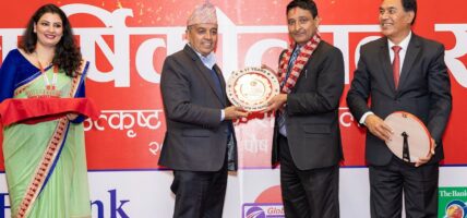 ग्लोबल आइएमई बैंकको १७औँ वार्षिकोत्सव, यी कर्मचारीले पाए सम्मान