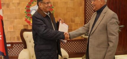 प्रधानमन्त्री प्रचण्डलाई भेट्न ओली बालुवाटार पुगे