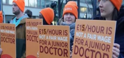 बेलायतमा तलव बृद्धिको माग गर्दै डाक्टरहरू सडकमा उत्रिए