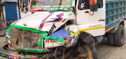 टिपरले बस र बोलेरोलाई ठक्कर दिँदा ३ जनाको मृत्यु