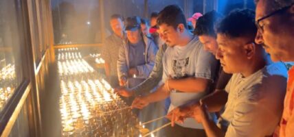 लुम्बिनी बिकास कोषमा सम्बन्ध मानिसको बुद्धि पलाओस भन्दै मायादेवी मन्दिरमा दिप प्रज्वलन