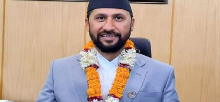 संसदीय समितिको बैठकमा उपस्थित हुदैँ गृहमन्त्री लामिछाने