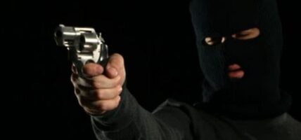 सिरहामा हतियारधारी समुहद्वारा १५ लाख लुटपाट