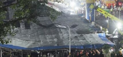 भारतमा होर्डिङ बोर्डले थिच्दा १४ जनाको मृत्यु