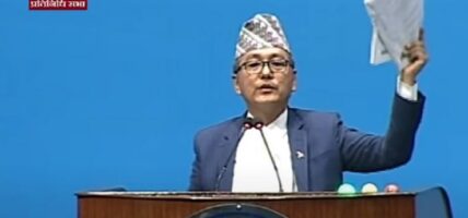 रोष्टममै च्याते राजेन्द्र लिङ्देनले बजेट पुस्तिका