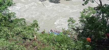 दुर्घटनामा परेको बस निकाल्न सोमबार १० बजेसम्म राजमार्ग बन्द गरिँदै