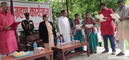 मधेश प्रदेशका मुख्यमन्त्री सतिशकुमार सिंहले आठै जना राज्यमन्त्री हटाएका छन् ।