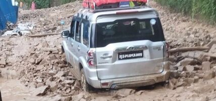 राजमार्ग अवरूद्ध बनेको छ