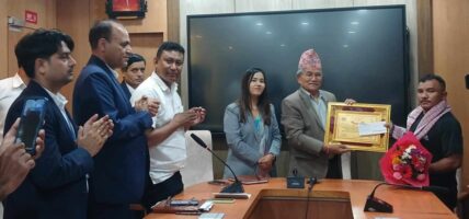 नख्खु खोलामा आएको बाढीमा परेका दुई जनालाई उद्धार गर्ने चनिकलाल तामाङलाई सम्मान