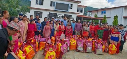 गोदावरी बाढीपहिरो पीडितलाई खाद्य सामग्री वितरण