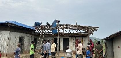 करेन्ट लागेर मृत्यु भएका उज्ज्वलको घरमा गाउँलेले छानो हालिदिए