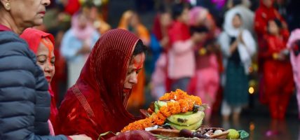स्नान गरी सुरु भयो चारदिने छठ पर्व