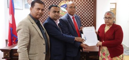 लाल आयोगको प्रतिवेदन सार्वजनिक गर्न माग गर्दै जनमतले बुझायो ज्ञापनपत्र