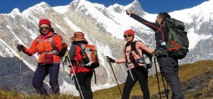 पर्यटकलाई दुःख दिने १२ जना पक्राउ