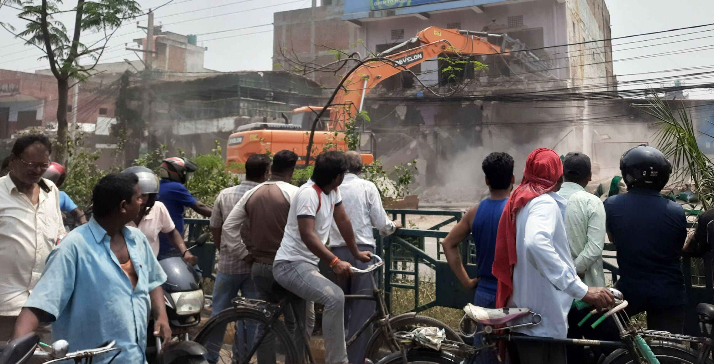 उपत्यकाका चार स्थानमा भत्काइयो अतिक्रमित १२ सय बढी घरटहरा