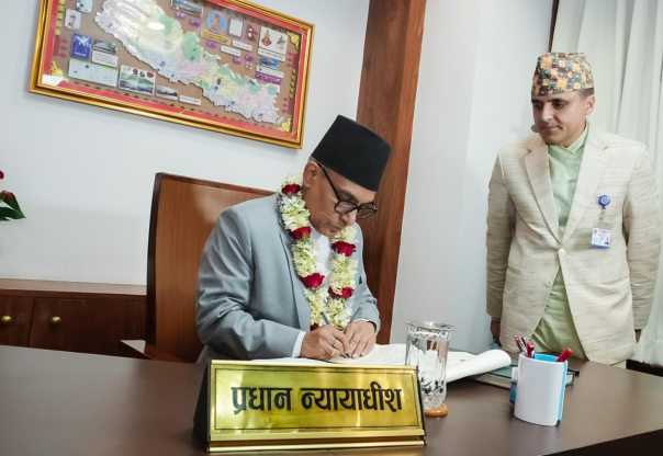 प्रधानन्यायाधीश डा शर्माद्वारा पदबहाली