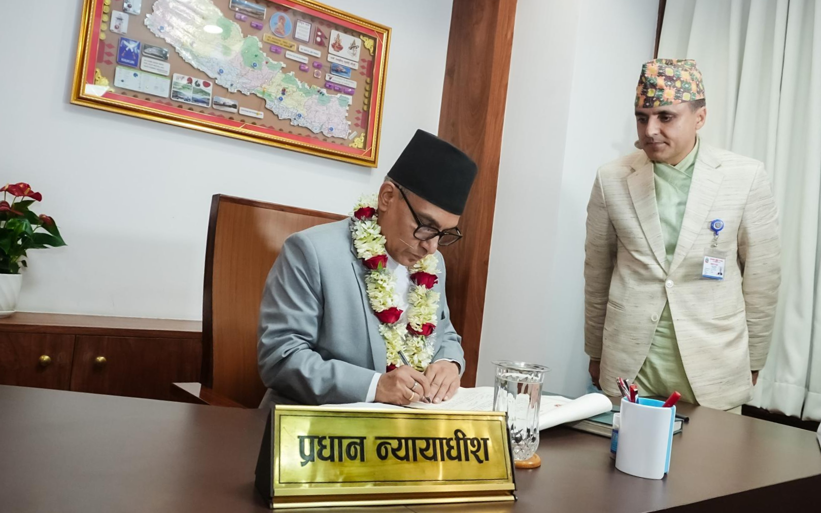 प्रधानन्यायाधीश डा शर्माद्वारा पदबहाली