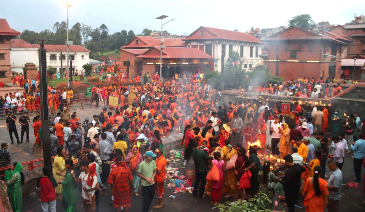 पशुपतिनाथलगायत देशभरका शिवालयमा भक्तजनको घुइँचो बढेको छ