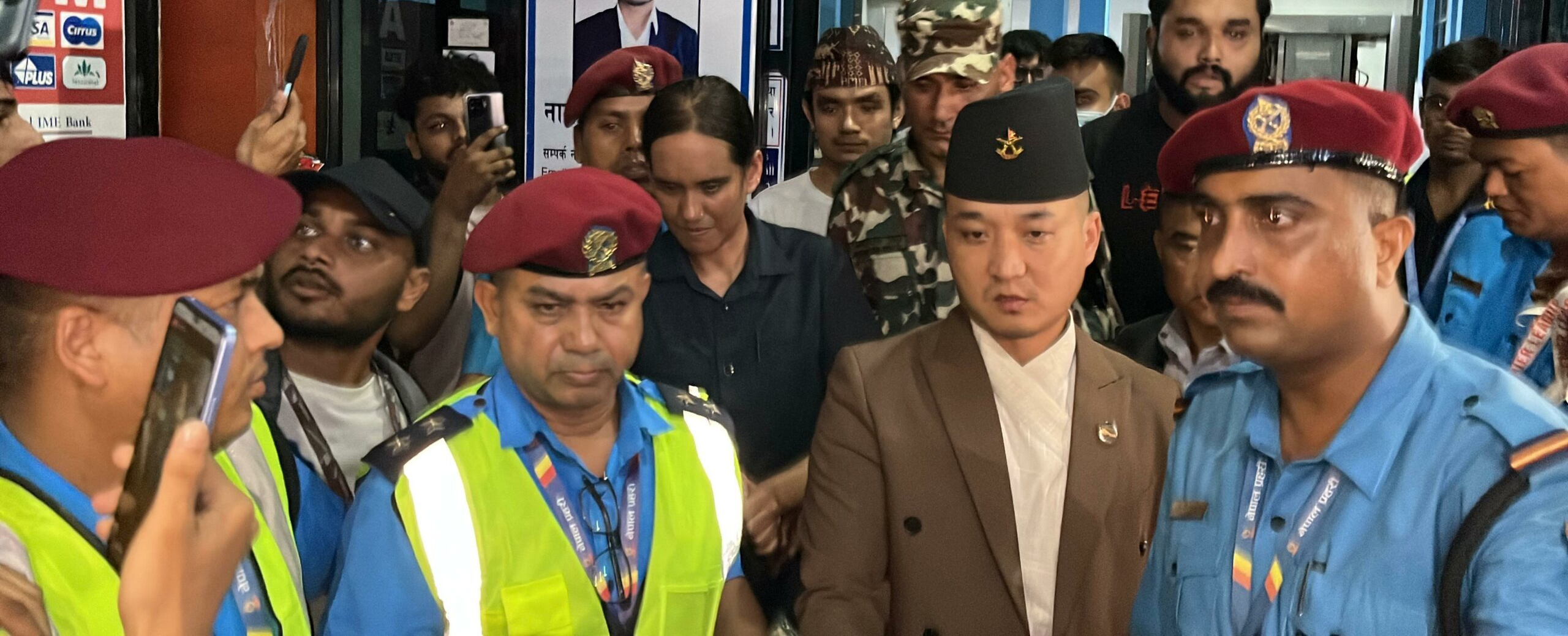 घाइते भेट्न गृहमन्त्री अस्पतालमा घाइते भेट्न गृहमन्त्री अस्पतालमा